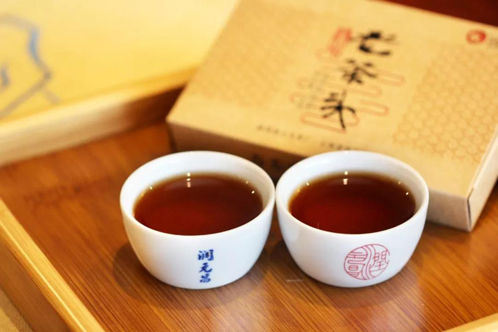 润元昌2018年801精品老茶头砖普洱熟茶汤色