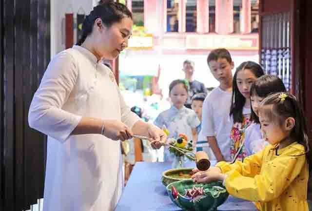 大益2023年暑期亲子茶会在昆明老街的大益茶专营店举行