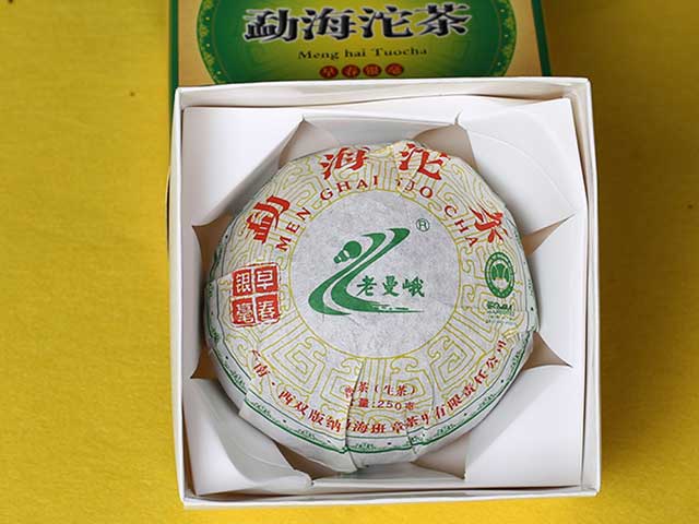 图为班章茶厂2008年勐海沱茶早春银毫250克沱