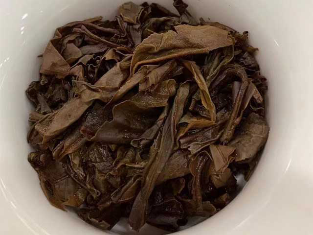 图为2002年201批班章王珍藏茶王青饼