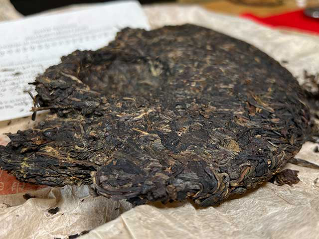 图为华联2004年402批班章王生态野生饼茶