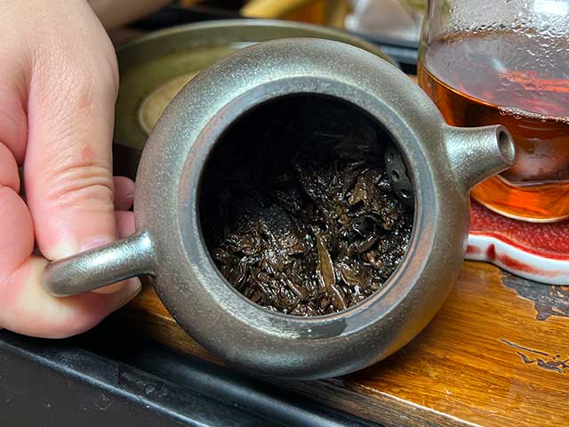 图为勐海茶厂2001年易武高级熟茶