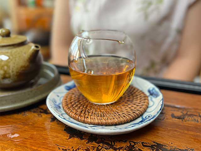 图为华联2004年402批班章王生态野生饼茶