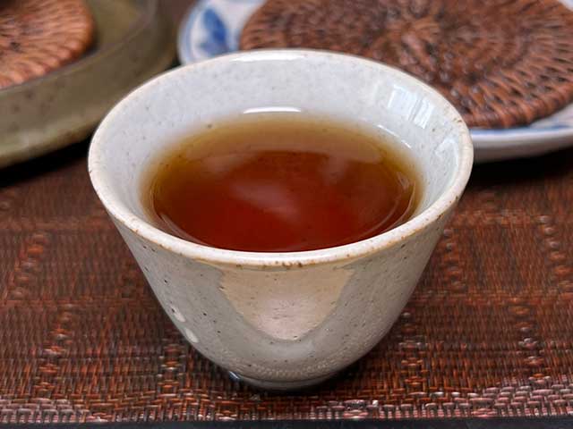 图为春城茶厂80年代88铁饼春城熟饼