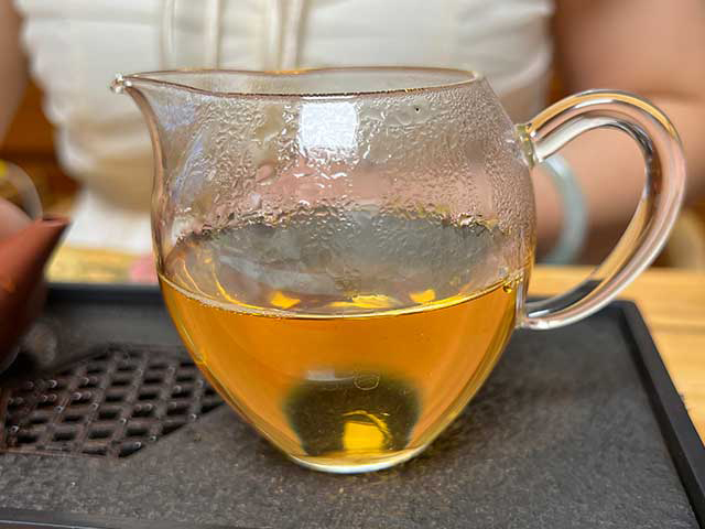 图为2005年507批次老树圆茶青饼品茗第三道茶汤