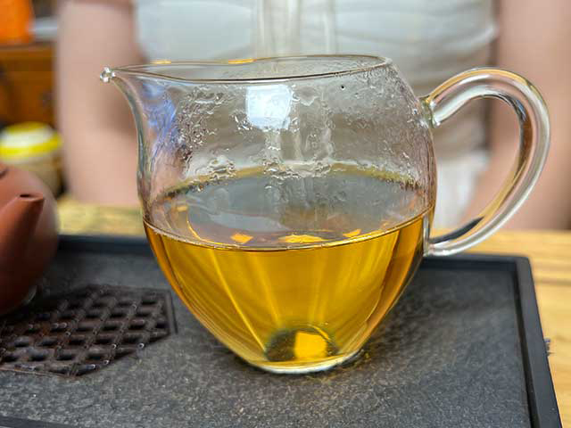 图为2005年507批次老树圆茶青饼品茗第六道茶汤