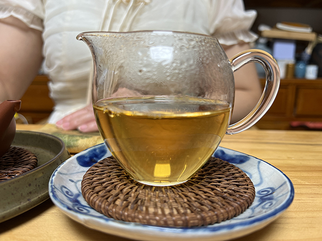 图为2005年507批次老树圆茶青饼品茗第八道茶汤