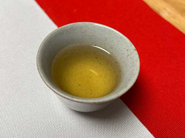 图为2005年507批次老树圆茶青饼品茗第10道茶汤