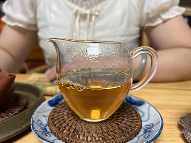 图为2005年507批次老树圆茶青饼品茗第11道茶汤