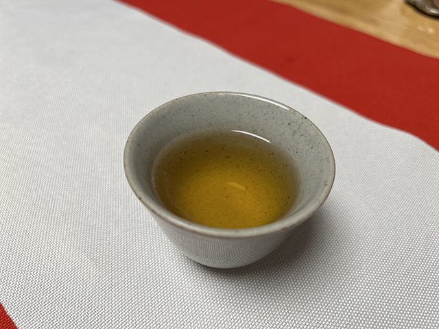 图为2005年507批次老树圆茶青饼品茗第11道茶汤