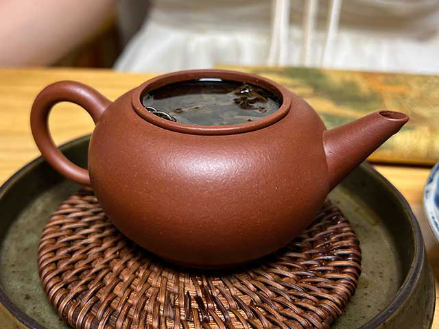 图为2005年507批次老树圆茶青饼茶底