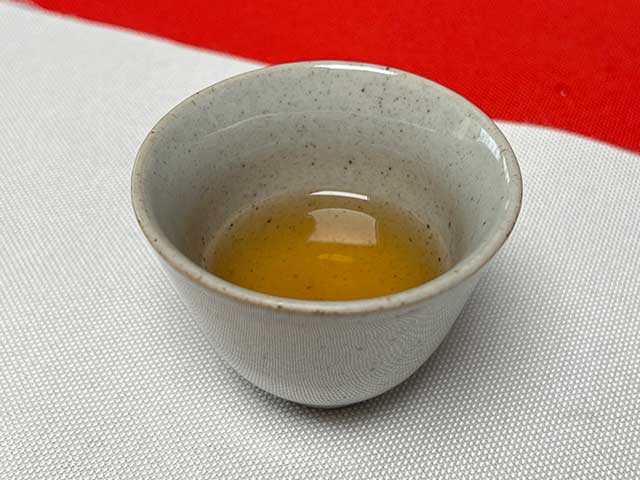 图为1999年9901批易武红印圆茶品茗头道茶汤