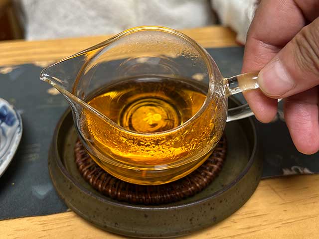 图为1999年9901批易武红印圆茶品茗第九道茶汤