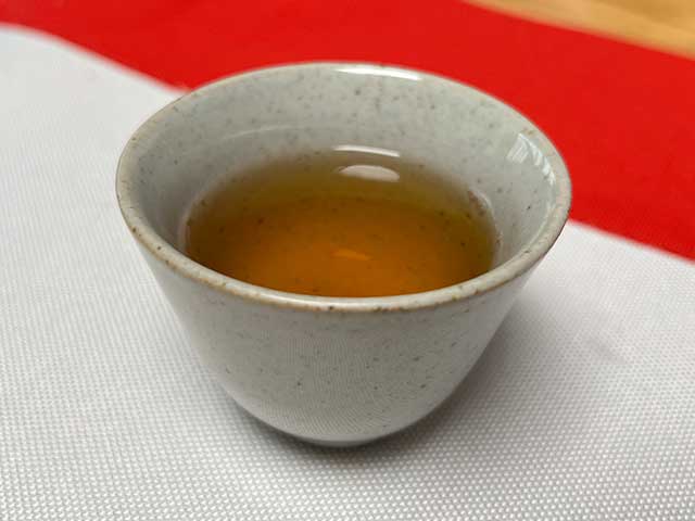 图为1999年9901批易武红印圆茶品茗第十道茶汤