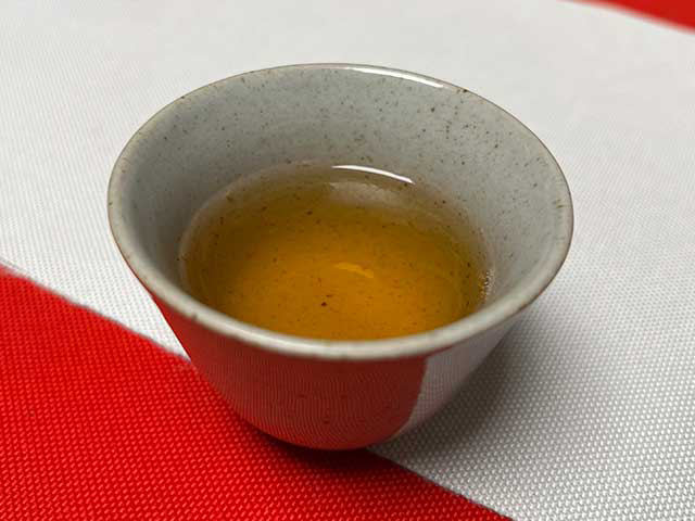 图为1999年9902批易武正山大叶青红印圆茶品茗第十道茶汤