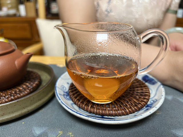 图为1999年9902批易武正山大叶青红印圆茶品茗第11道茶汤