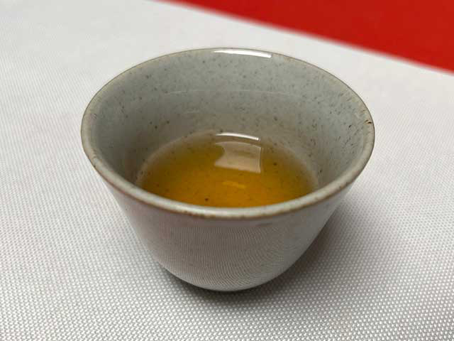 图为1999年9902批易武正山大叶青红印圆茶头道茶汤至第五道茶汤