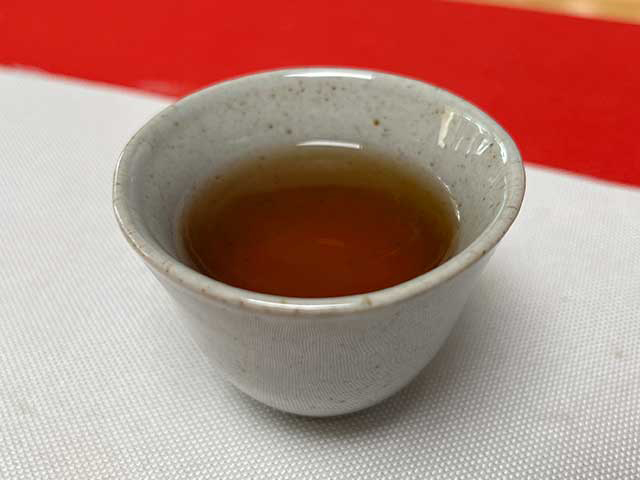 图为80年代迷你小熟沱品鉴头道茶汤