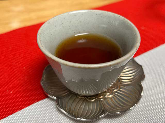 图为昆明茶厂90年代生熟配3917青沱与9016熟沱第二道润茶