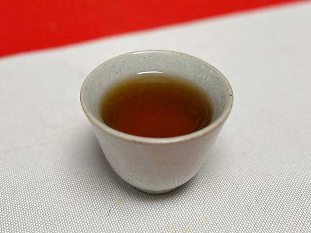 图为昆明茶厂90年代生熟配3917青沱与9016熟沱品鉴第七道汤体