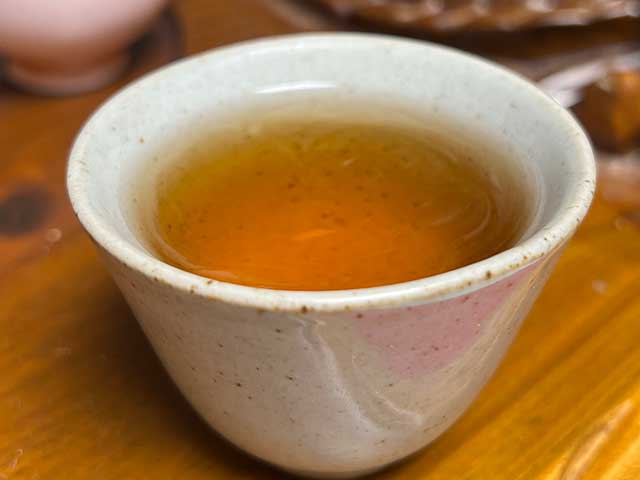 图为1988年春城茶厂88春城铁饼熟普洗茶润茶第二道汤体