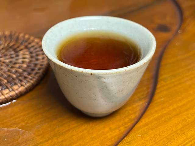 图为1988年春城茶厂88春城铁饼熟普品茗第二道汤体