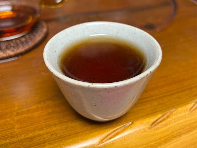 图为1988年春城茶厂88春城铁饼熟普品茗第七道汤体