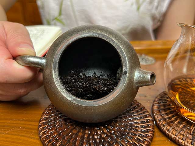 图为1988年春城茶厂88春城铁饼熟普