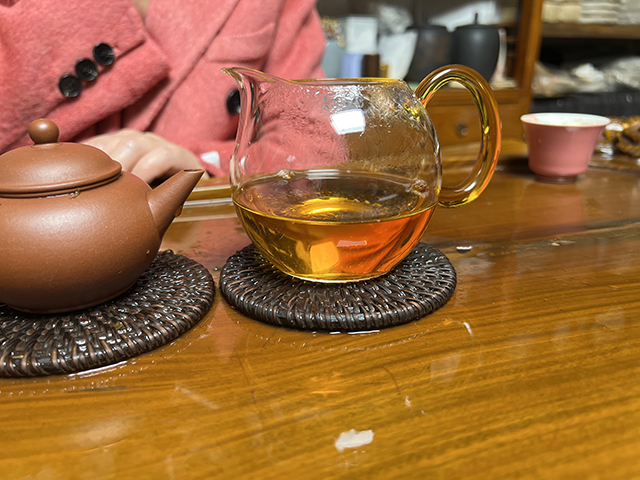 图为古六大茶山90年代蛮砖茶柱普洱茶