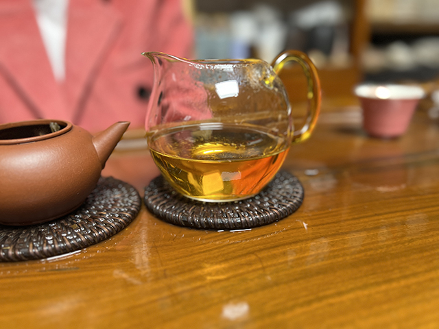 图为古六大茶山90年代蛮砖茶柱普洱茶