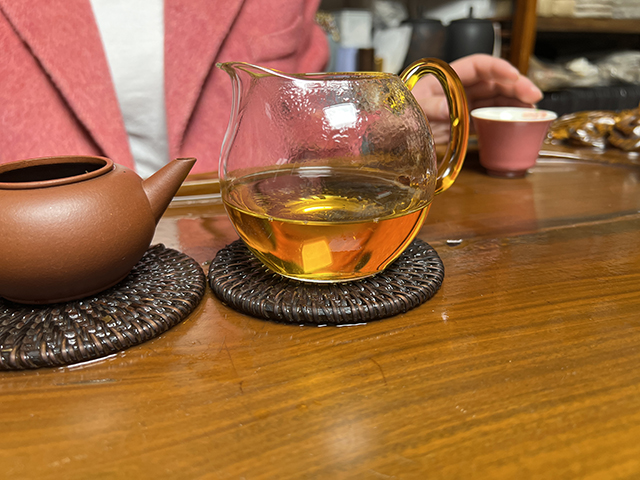 图为古六大茶山90年代蛮砖茶柱普洱茶