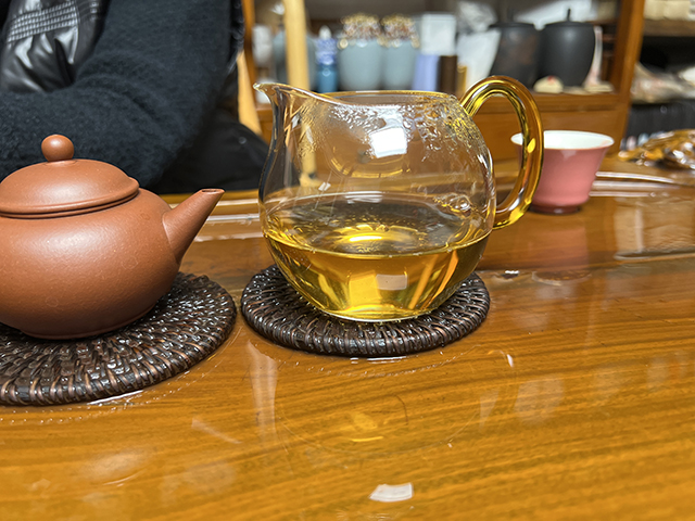 图为2010年易武刮风寨茶树王古树茶