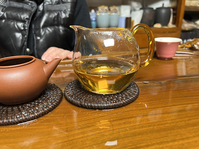 图为2010年易武刮风寨茶树王古树茶